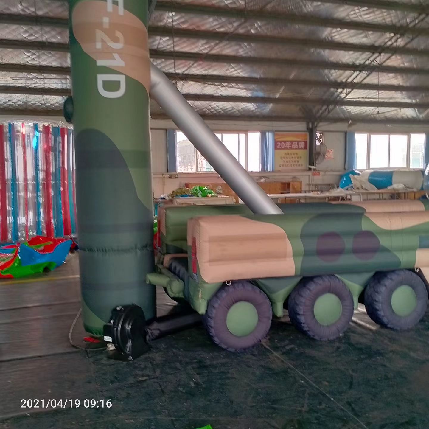 武进军事演习中的充气目标车辆：模拟发射车雷达车坦克飞机